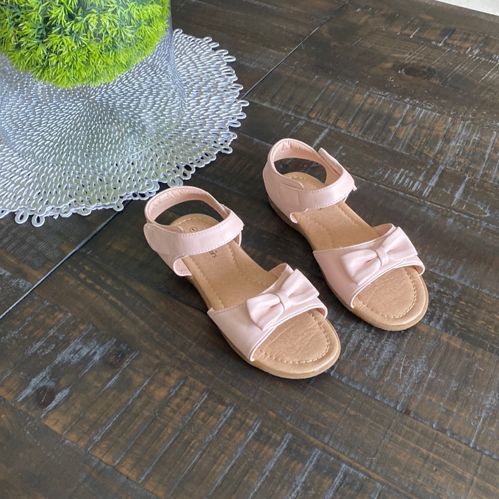 🦋 EUC Girl’s Light Pink Sandals!